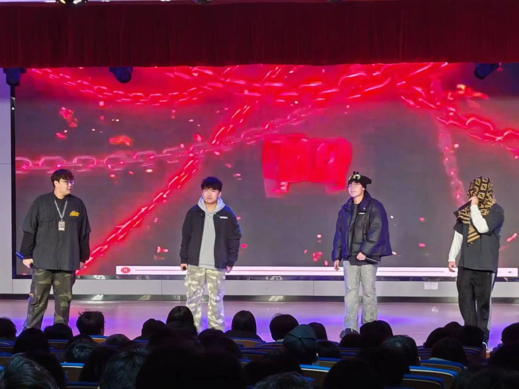 比赛氛围火热，现场观众激情高涨