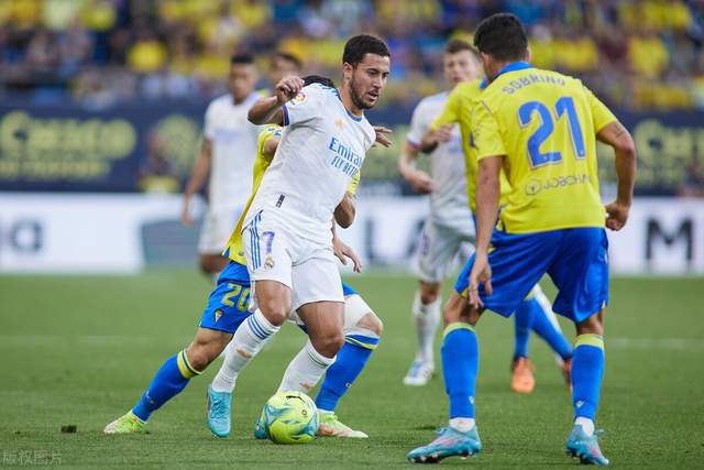 关于足球引援风向：阿扎尔或将提前转会皇马的信息