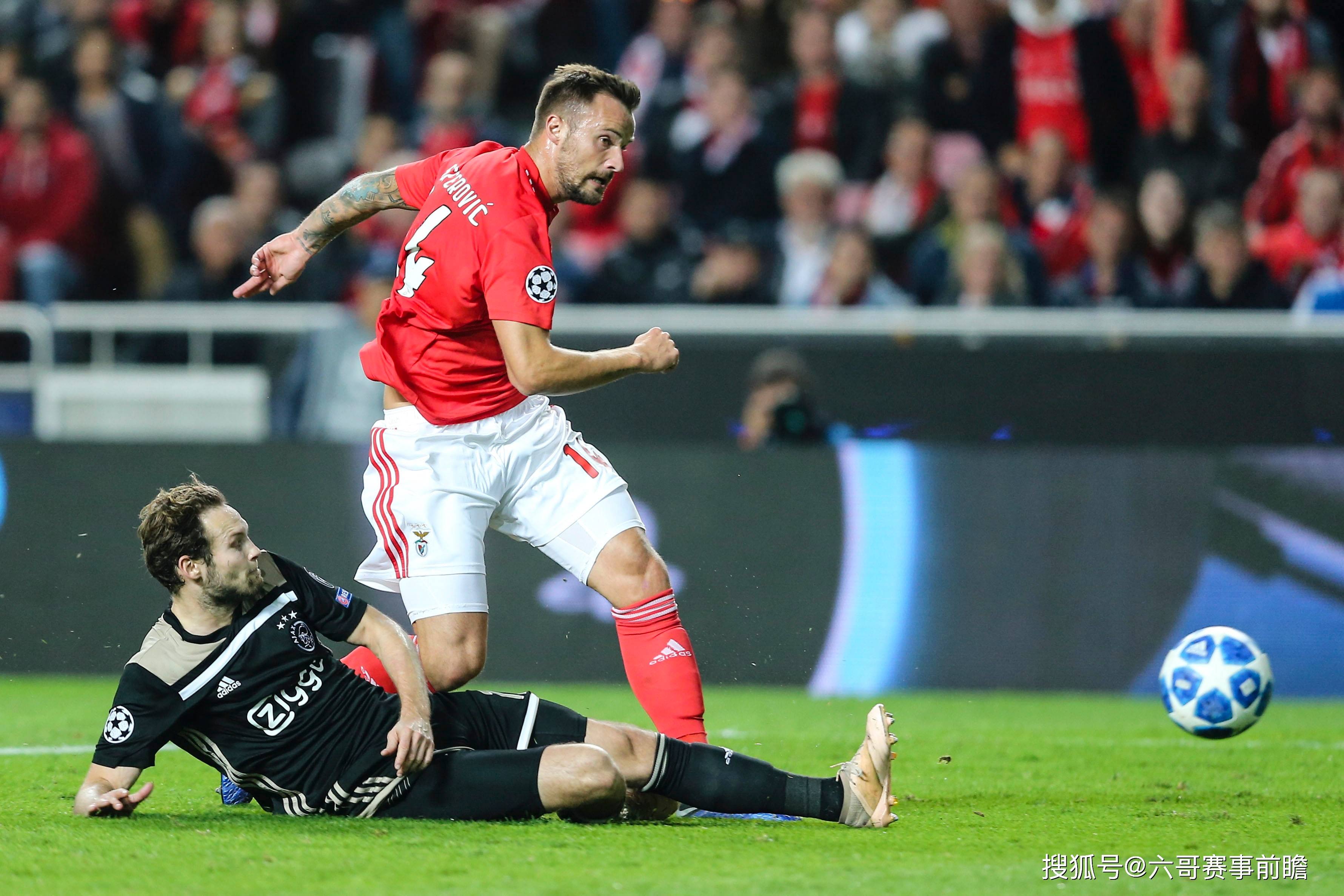 关于联赛榜首争夺激烈，球队赛季展望一片光明的信息