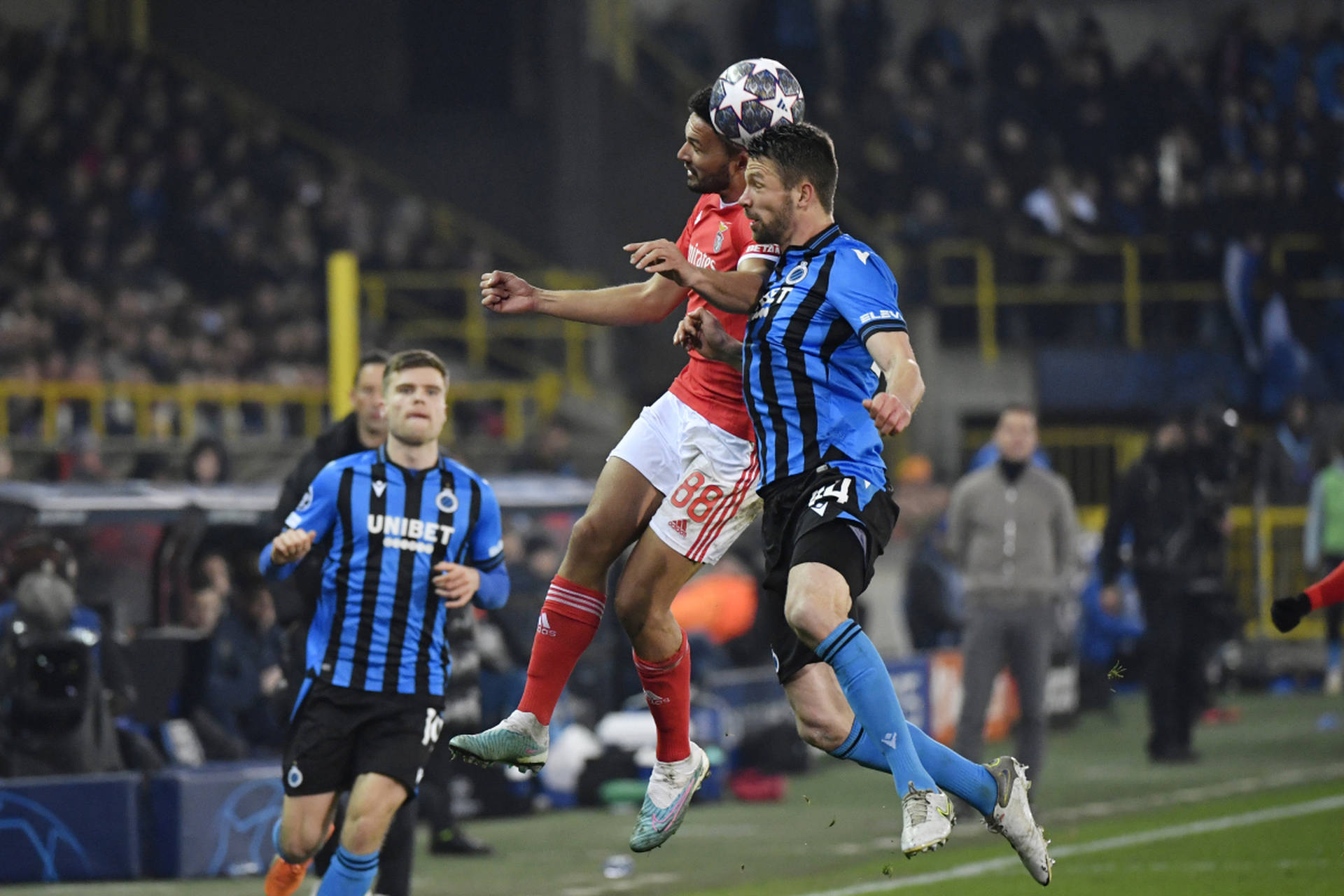 曼联主场战平狼队，积分榜上升