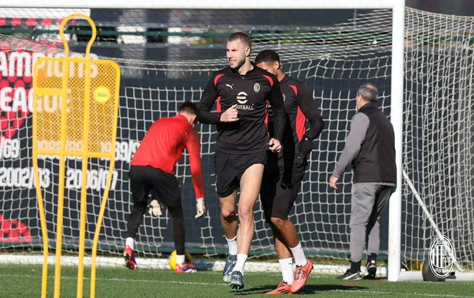 AC米兰客场逼平亚特兰大，双方互有胜负