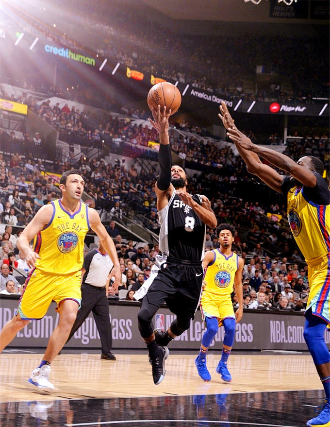 史特拉斯堡队捍卫主场荣誉，力压对手