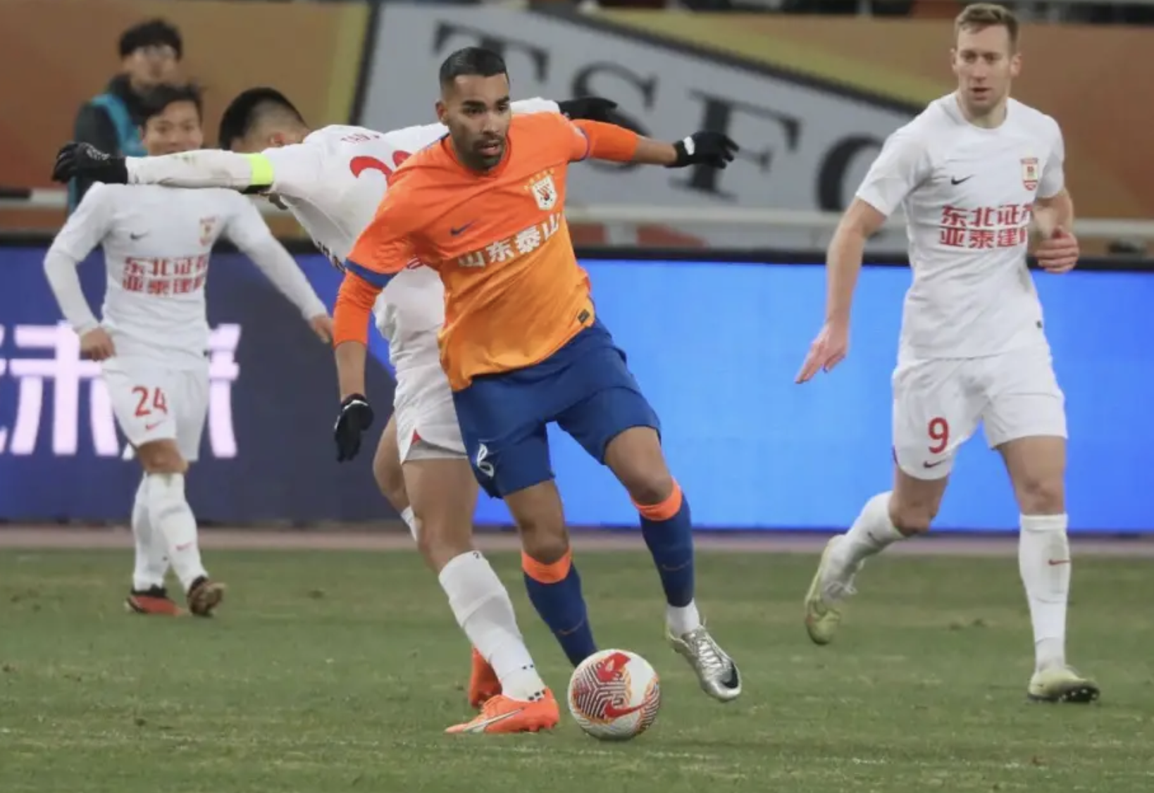 外援球员在国外联赛中表现抢眼