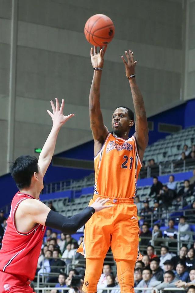 上海男篮球员状态不佳，需调整