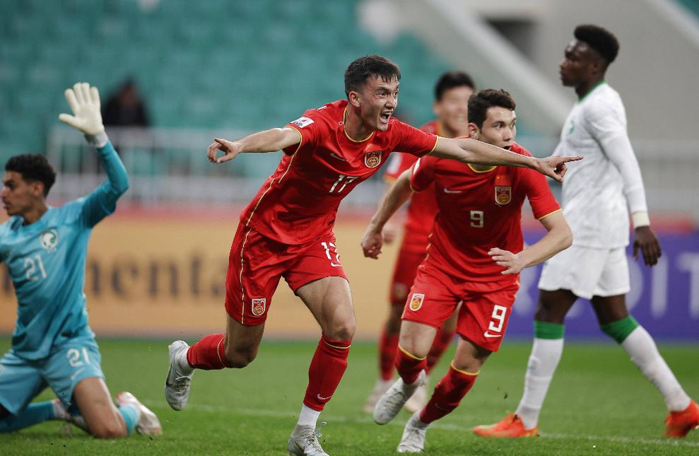 年轻球员崭露头角霸气上场争夺胜利 年轻球员崭露头角霸气上场争夺胜利