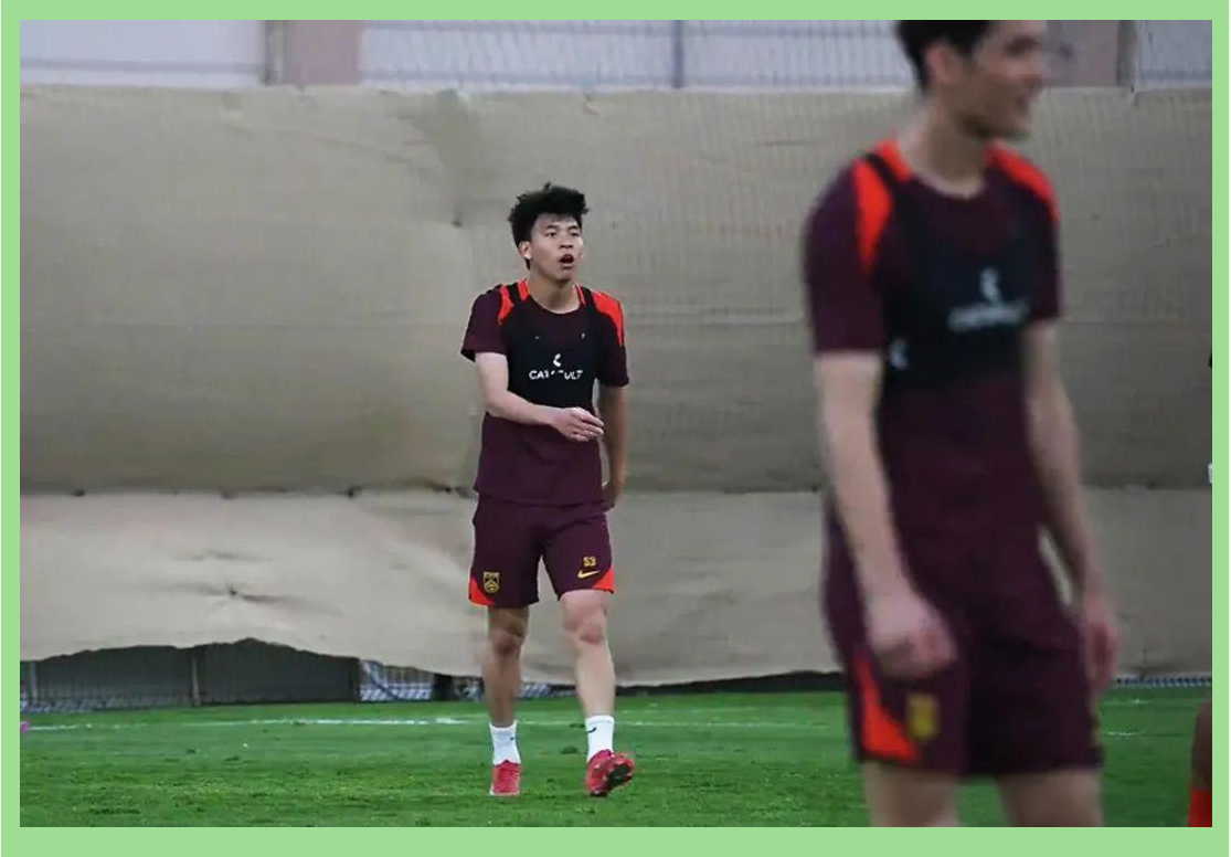 年轻球员崭露头角霸气上场争夺胜利 年轻球员崭露头角霸气上场争夺胜利