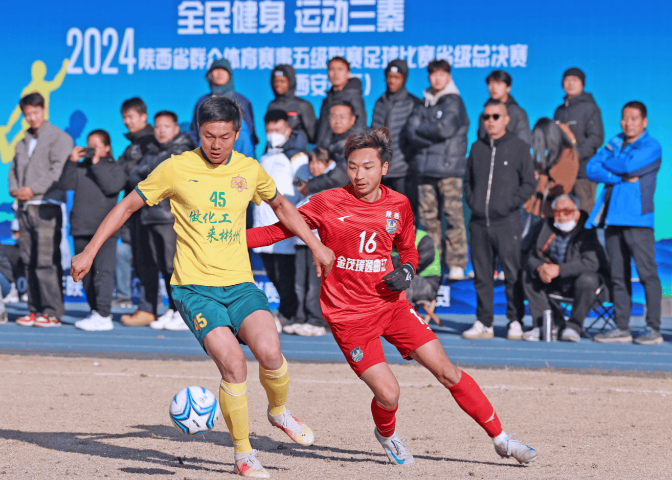 足球赛事中将涌现精彩瞬间，球迷热情洋溢