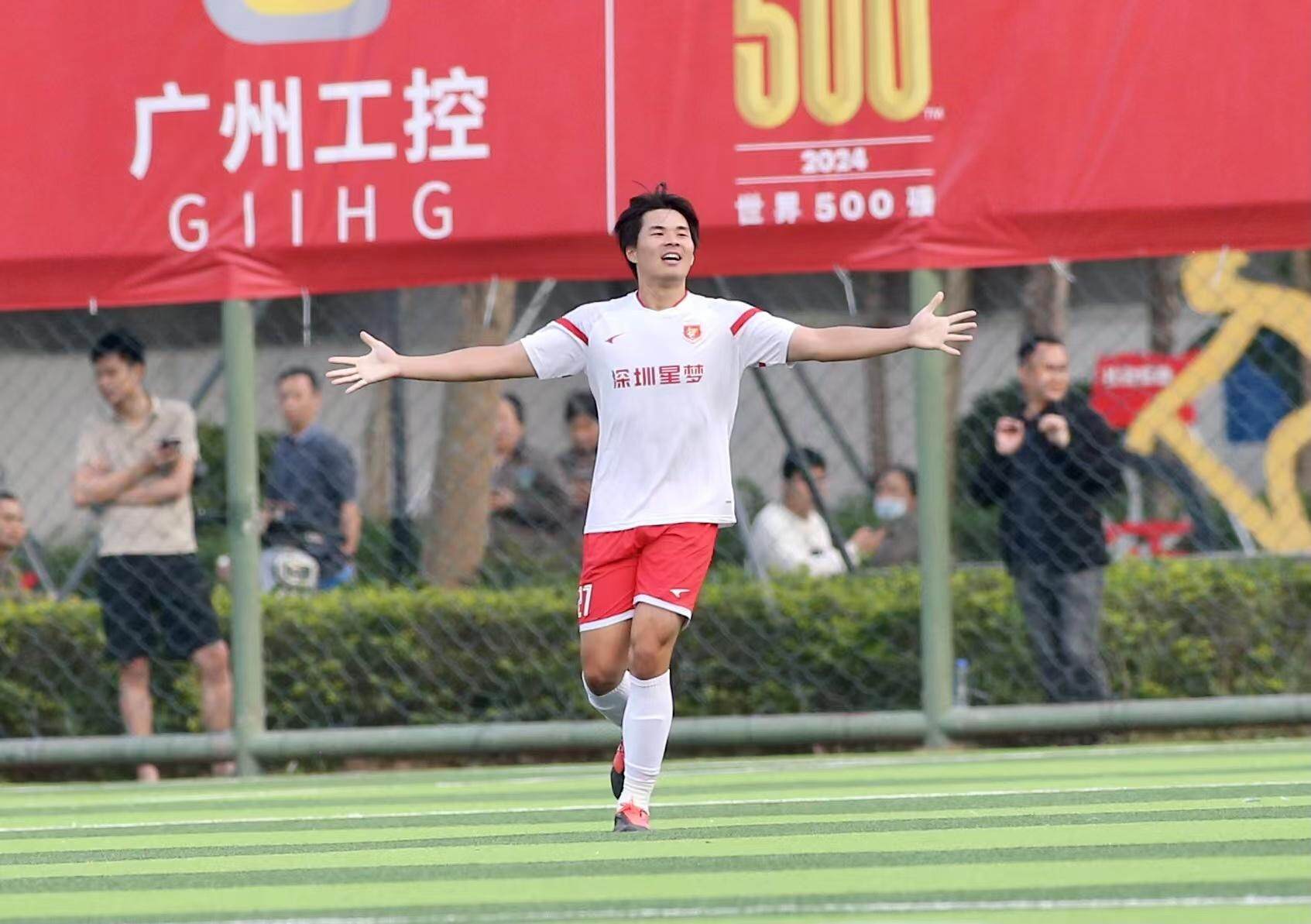 足球赛事中将涌现精彩瞬间，球迷热情洋溢