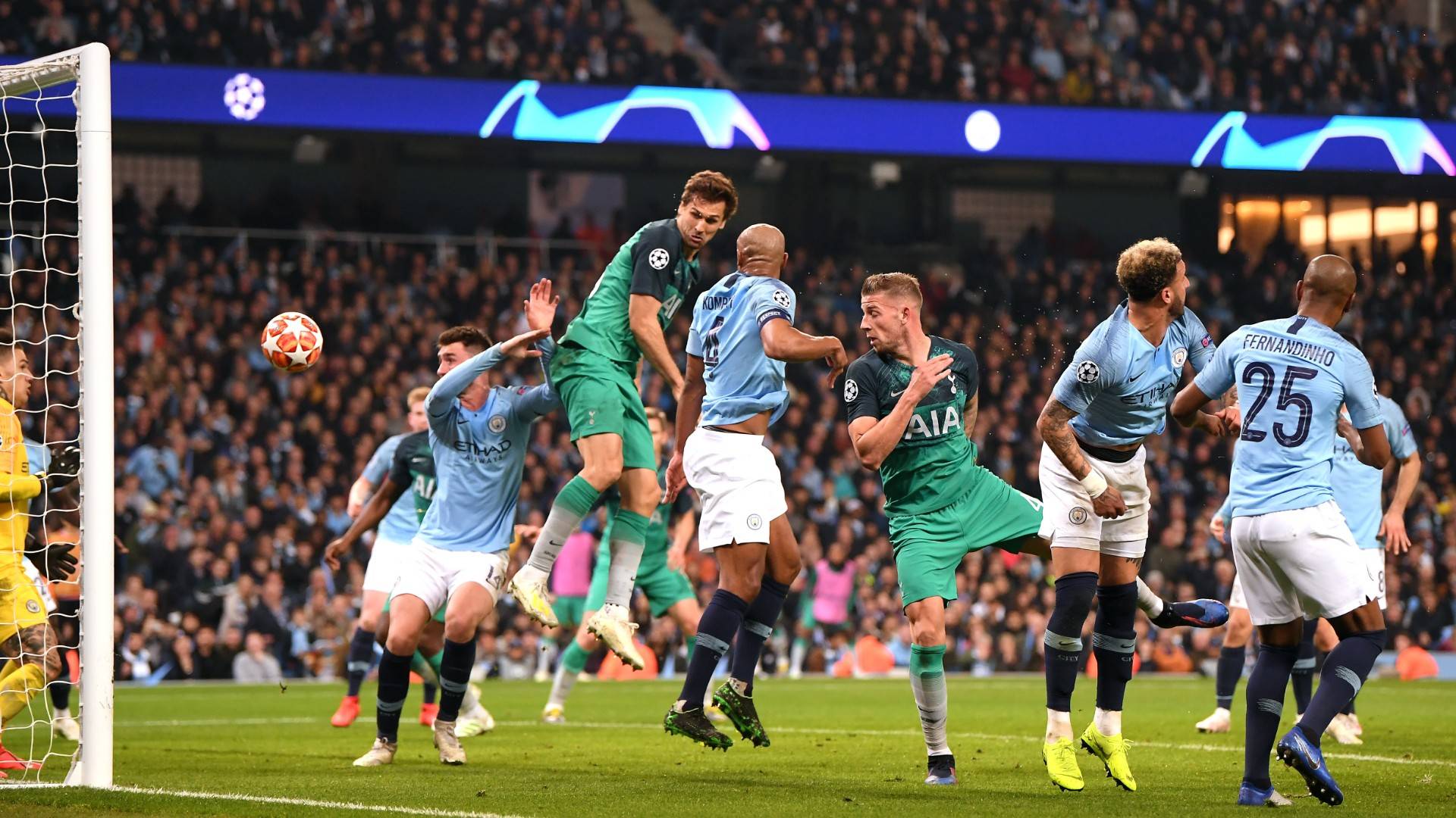 焦点对决，双方球员拼尽全力争夺胜利的简单介绍