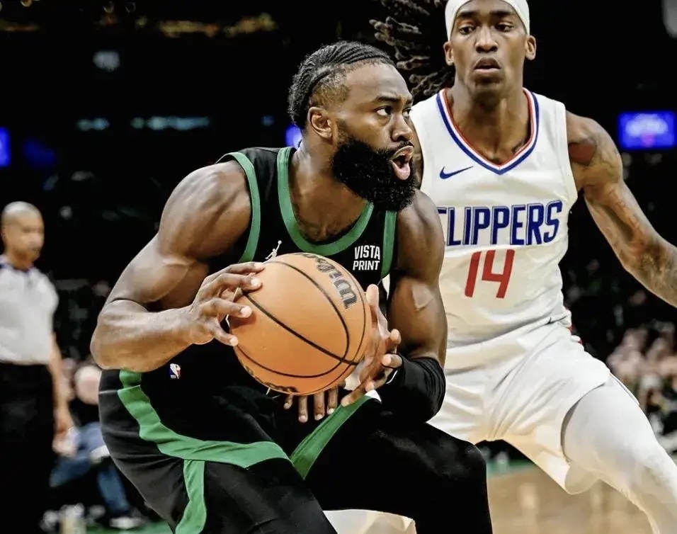 快船客场击败黄蜂,保持东部第一 快船客场击败黄蜂,保持东部第一