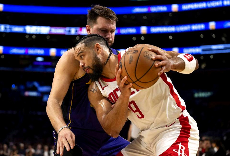 詹姆斯领军湖人大胜火箭